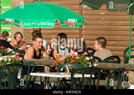 Un gruppo di giovani gustando un drink presso il bar sul marciapiede durante parte del National Fete de la Musique caso Hesdin Pas de Calais Foto Stock