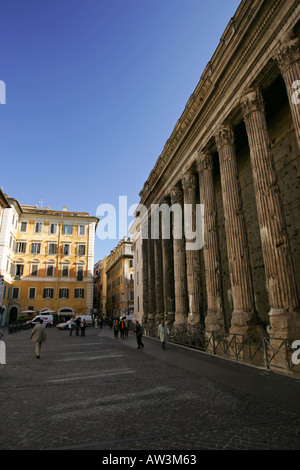 Antica pietra romana colonne corinzie pilastri edificio esterno in un tipico centro di Roma via acciottolata, Italia Europa Foto Stock