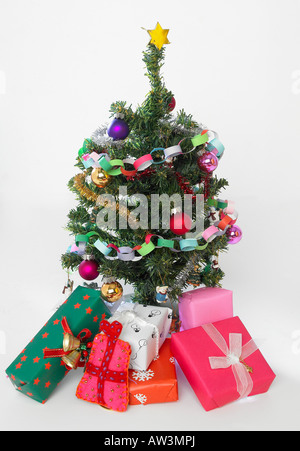 Miniatura albero di Natale e regali Foto Stock
