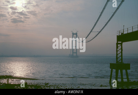 Humber Bridge durante la costruzione [Maggio 1980), Hessle, Humberside, Inghilterra, Regno Unito. Foto Stock