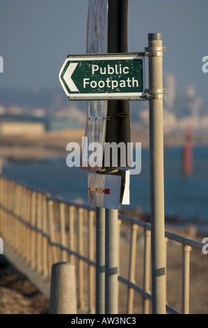 Sentiero pubblico segno lungo la costiera di un itinerario a piedi in east sussex shoreham sul mare Foto Stock