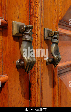 Distintivi bussai a porte nella vecchia capitale di Tavira della Costa do Acantilado in Algarve, la regione più meridionale del Portogallo Foto Stock
