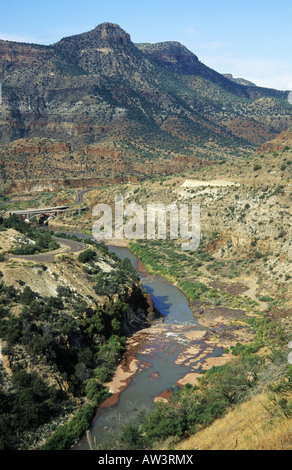 Vista dall'autostrada 88 (Apache Trail), Salt River Canyon, Near Globe, periferia di Phoenix, Arizona, USA Foto Stock