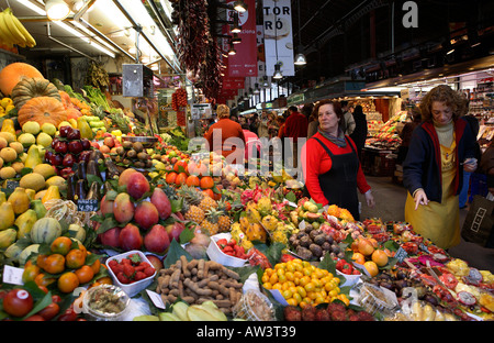 Tropicale e frutti mediterranei sul display del frutto in stallo il mercato della Boqueria, Barcellona Foto Stock