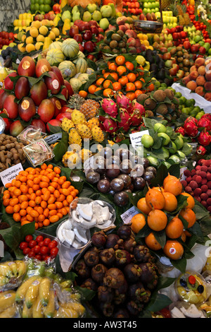 Tropicale e frutti mediterranei sul display del frutto in stallo il mercato della Boqueria, Barcellona Foto Stock