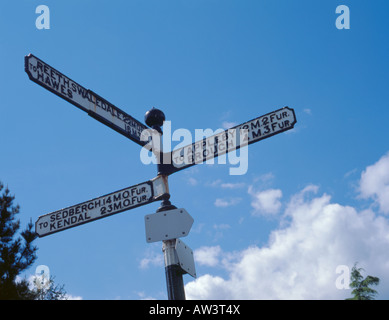 Vecchio tipo fingerpost cartello stradale, che mostra le distanze in miglia e furlongs, Kirby Stephen, North Yorkshire, Inghilterra, Regno Unito. Foto Stock