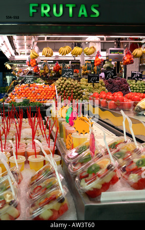 I succhi di frutta freschi in stallo il Mercato della Boqueria, Barcellona, Spagna Foto Stock