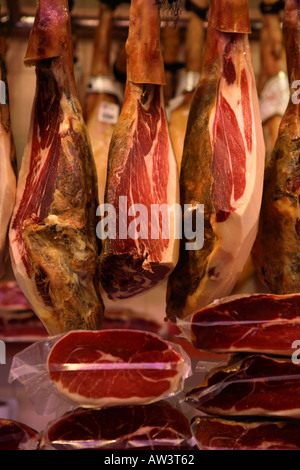 Curate spagnolo jamon serrano su uno stallo nel mercato La Boqueria, Barcellona, Spagna Foto Stock