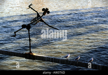 Il "bilanciamento man' scultura su Hohenzollern ponte sopra il fiume Reno a Colonia, nella Renania settentrionale-Vestfalia (Germania). Foto Stock