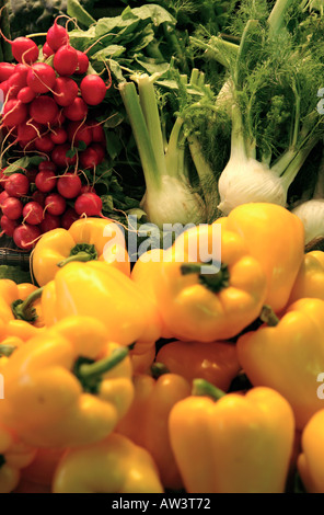 Ortaggi freschi su uno stallo nel Mercato di Boqueria, Barcellona, Spagna Foto Stock