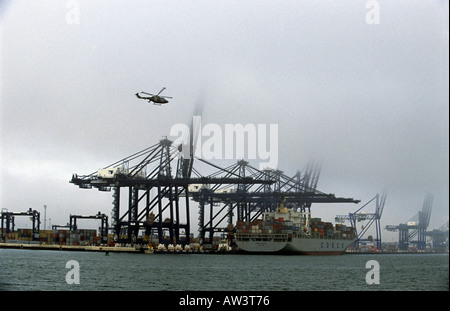 Esercito elicottero sorvolano Trinità banchina del porto di Felixstowe nel Suffolk, Regno Unito. Foto Stock