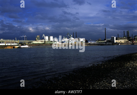 Bayer Chemical factory accanto al fiume Reno, Leverkusen, Germania Foto Stock