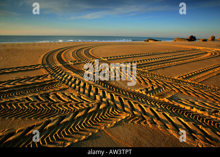 Tracce di pneumatici in sabbia a Capbreton in Francia. Foto Stock