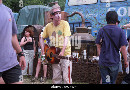 L'uomo diverte leggermente per molto a Glastonbury 1999 Foto Stock