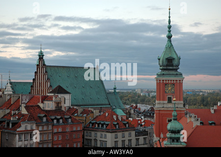 Panorama della città vecchia a Varsavia, Polonia, con vista sul Castello Reale (a destra) e la Cattedrale di San Giovanni (sinistra) Foto Stock