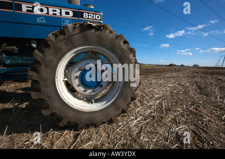 Ford 8210 Trattore spargimento del concime organico Foto Stock