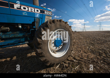 Ford 8210 Trattore spargimento del concime organico Foto Stock