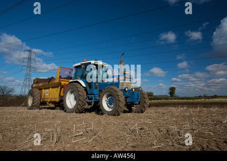 Ford 8210 Trattore spargimento del concime organico Foto Stock