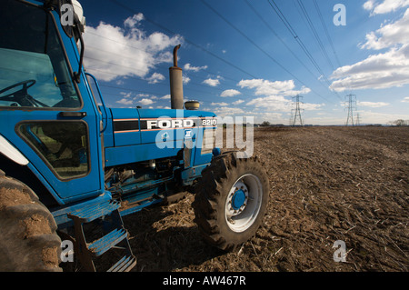 Ford 8210 Trattore spargimento del concime organico Foto Stock