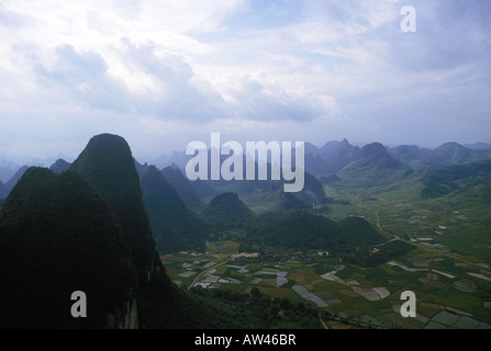 Spettacolari guglie calcaree carsiche visto da Crescent Moon Hill risaie sotto South West Foto Stock