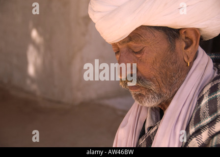Anziani Rajput gentleman in meditazione. Foto Stock