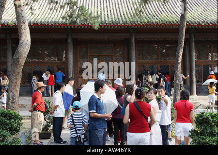 I turisti al Palazzo Estivo all'interno Bishu Shanzhuang, Chengde Foto Stock