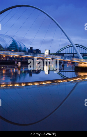 La mattina presto sul Tyne Quayside cercando fiume verso il millennio e Tyne Bridge Foto Stock
