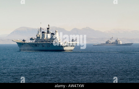 Il British portaerei HMS Ark Royal in società con l'incrociatore americano USS Normandy durante la guerra della NATO giochi Foto Stock