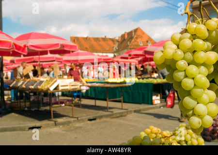 Un grappolo di uva ad un mercato a Zagabria in Croazia. Foto Stock