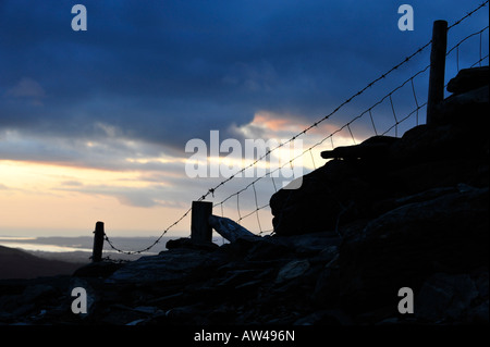 Serata primaverile guardando verso di Menai rettilinei e Caernarfon da cave di ardesia su Elidir Fawr di montagna del nord del Galles Snowdonia. Foto Stock