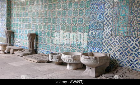 Pareti decorative in ceramica con piastrelle e oggetti in un cortile Harem al Palazzo Topkapi, Istanbul, Turchia. Foto Stock