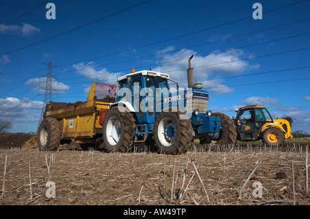 Ford 8210 Trattore spargimento del concime organico Foto Stock