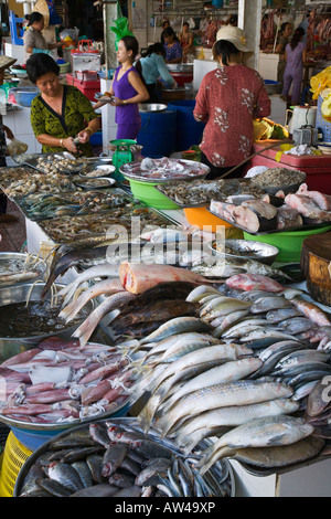 Numerose varietà di pesci in vendita al di fuori del mercato di Ben Thanh, HO CHI MINH CITY SAIGON VIETNAM Foto Stock