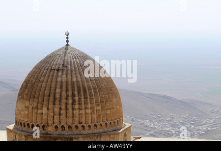 Una moschea che si affaccia sulla grande pianura, in Mardin, una piccola città curda nel sud-est della Turchia. Foto Stock