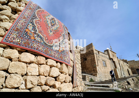 Un tappeto appeso su una parete di pietra in Mardin, Turchia Foto Stock