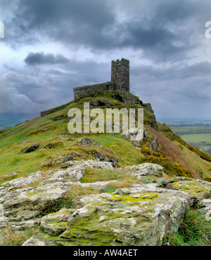 Drammatico cielo tempestoso oltre la chiesa di St Michael sul Brent Tor nel Parco Nazionale di Dartmoor Devon meridionale Foto Stock