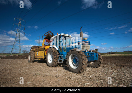 Ford 8210 Trattore spargimento del concime organico Foto Stock