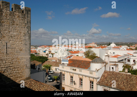 Vista dall'antico castello di Loule verso la città di Loule nel distretto di Faro in Algarve Portogallo meridionale Foto Stock
