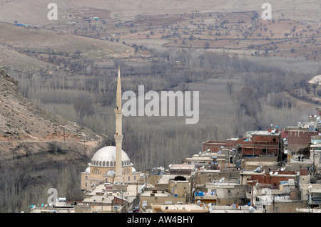 Una panoramica della piccola città di Savur, una meraviglia architettonica nel sud-est della Turchia Foto Stock