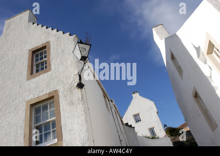 Gable termina di case bianche con lampione al Pan Ha' Dysart, Fife. Foto Stock