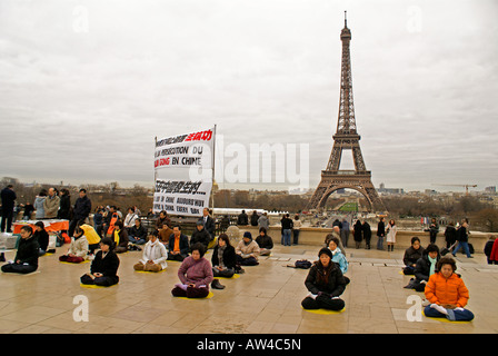 Il Falun Gong adepti in Parigi, protestando contro la loro persecuzione da parte del governo cinese. Foto Stock