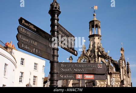 Informazioni turistiche i segni e le indicazioni di Chichester, West Sussex Foto Stock