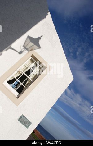 Frontone di casa dipinte di bianco con finestre a ghigliottina e l'ombra di un lampione al Pan Ha' Dysart, Fife. Foto Stock