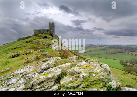 Drammatico cielo tempestoso oltre la chiesa di St Michael sul Brent Tor nel Parco Nazionale di Dartmoor Devon meridionale Foto Stock