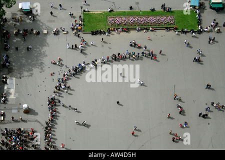 Lungo la linea di accodamento a torre eiffel parigi francia Foto Stock