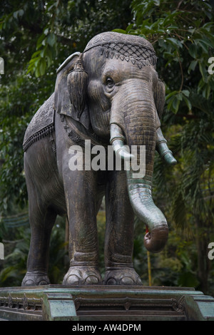 Elefante IN BRONZO statua al di fuori del tempio del Re HUNG VUONG HO CHI MINH CITY SAIGON VIETNAM Foto Stock