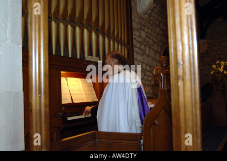 Una chiesa tradizionale organista suona ad un matrimonio North Yorkshire Foto Stock