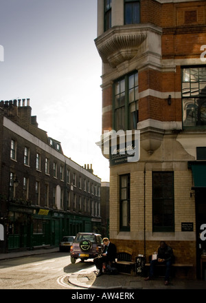 Londra candida colpo di due persone aventi una pausa, uno nero e uno bianco Foto Stock