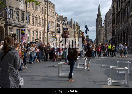 Edinburgh Festival Fringe esecutori Street Theatre Royal Mile di Edimburgo centro città Agosto 2007 Foto Stock