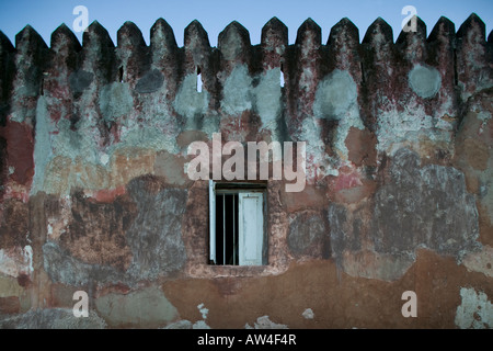 Africa Kenya Mombasa Fading pareti rosso al tramonto all'interno di Fort Jesus una prima fortezza costruita dai mercanti Portoghesi nel 1593 Foto Stock